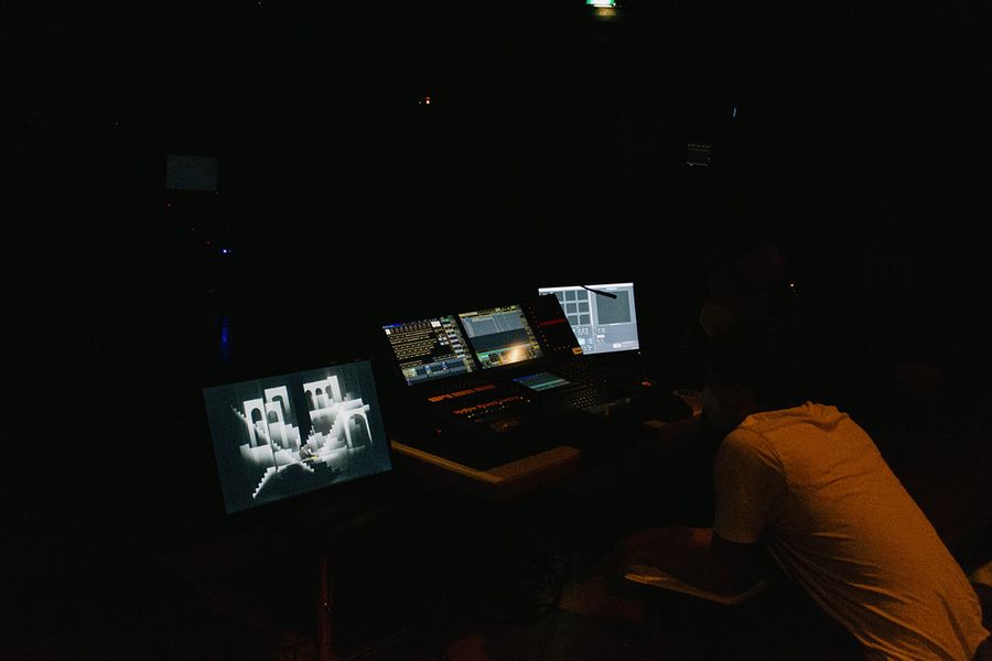 Technischer Aufbau während einer Musiktheaterprobe