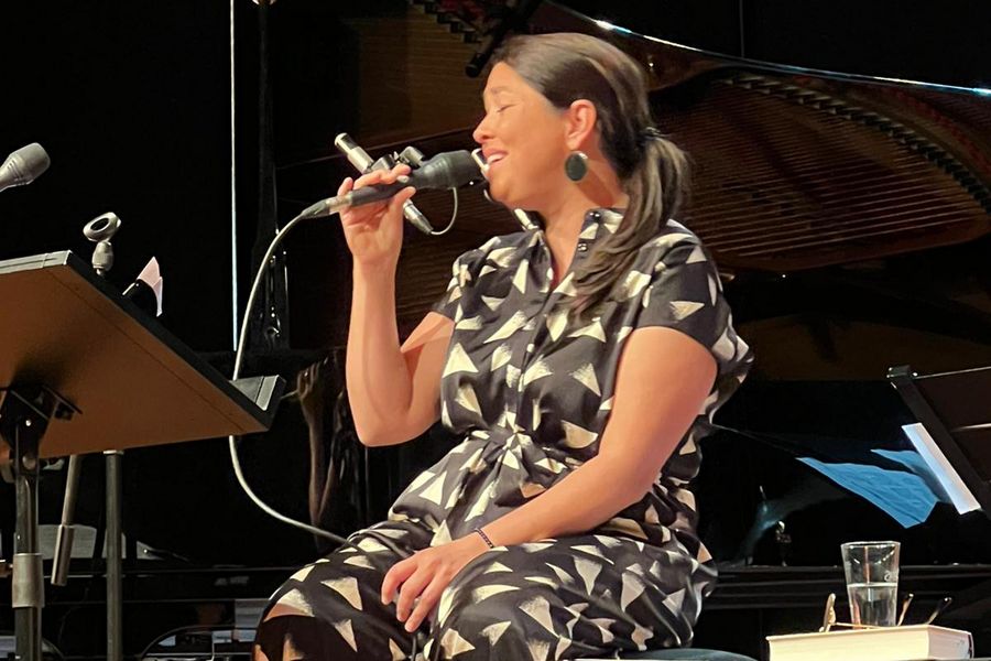 Sängerin und Gesangprofessorin Céline Rudolph singt ins Mikrophon