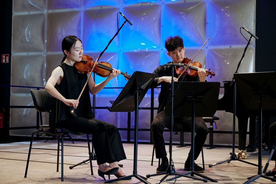 zwei ViolinistInnen auf der Bühne