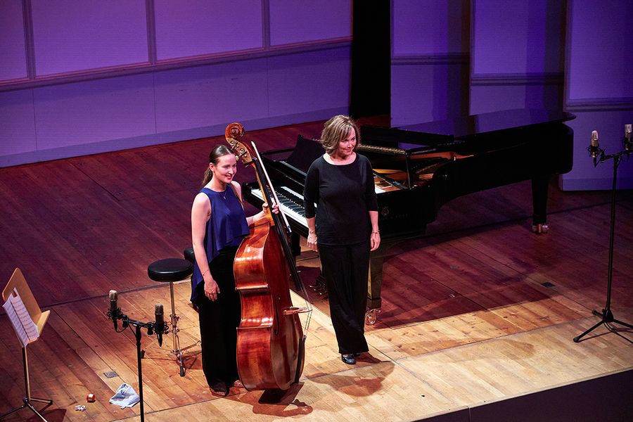 Studentin mit Kontrabass und Pianistin stehen auf der Bühne des Kleinen Saals im Berliner Konzerthaus