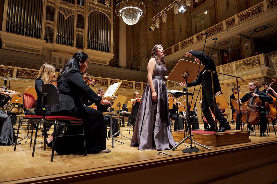 Die Solistin Yingsi He singt auf der Bühne des Großen Saals im Konzerthaus Berlin, begleitet vom Ensemble Eisler Sinfonietta