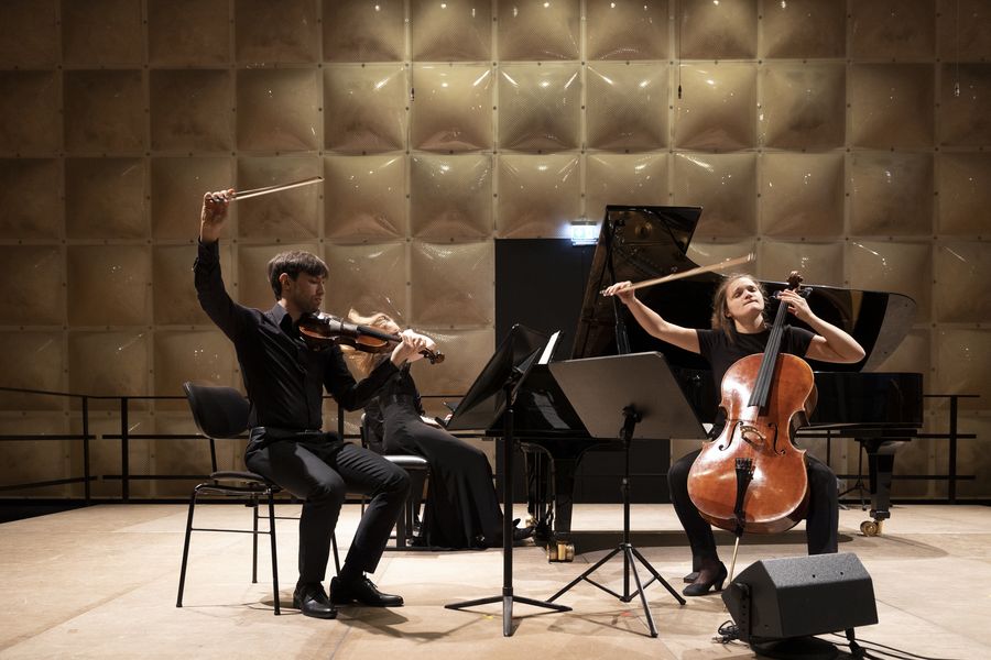 Trio aus Klavier, Geige und Cello auf der Bühne des Krönungskutschensaals