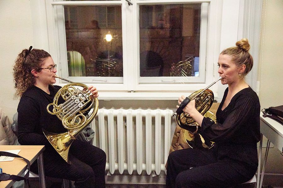 zwei Studentinnen spielen Horn
