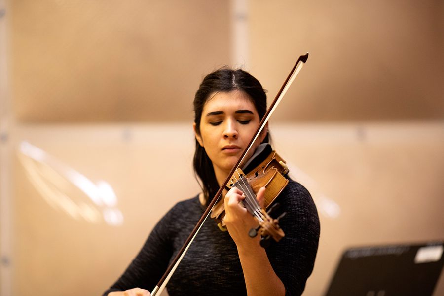 Studentin spielt Geige