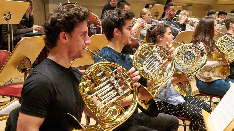 Hornist*innen in einer Probe für das Sinfoniekonzert