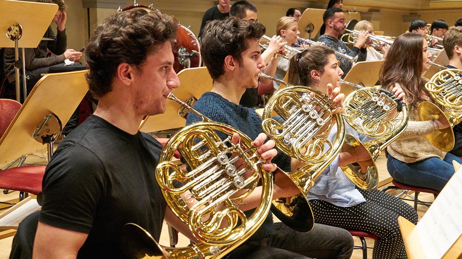 Hornist*innen in einer Probe für das Sinfoniekonzert