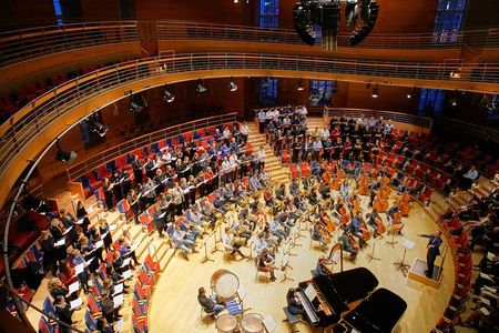 Publikum und Orchester in einem runden Konzertsaal