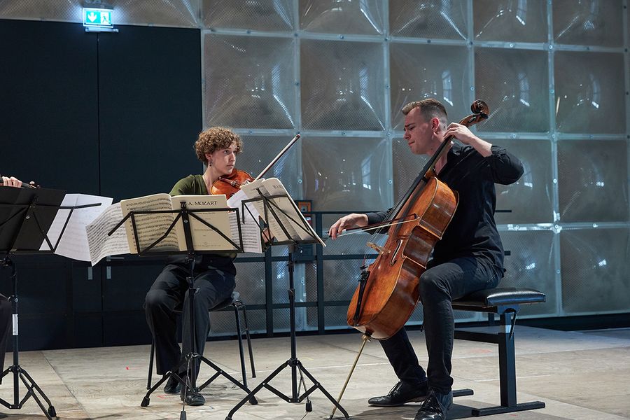 Cellist und Bratschistin auf der Bühne des Krönungskutschensaals