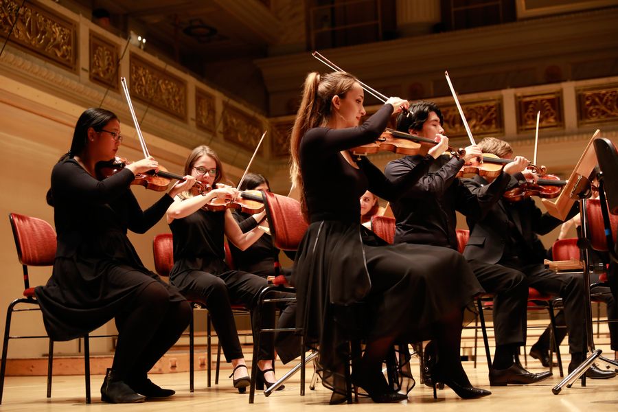 Geigen-Sektion auf der Bühne des Berliner Konzerthauses während eines Konzertes