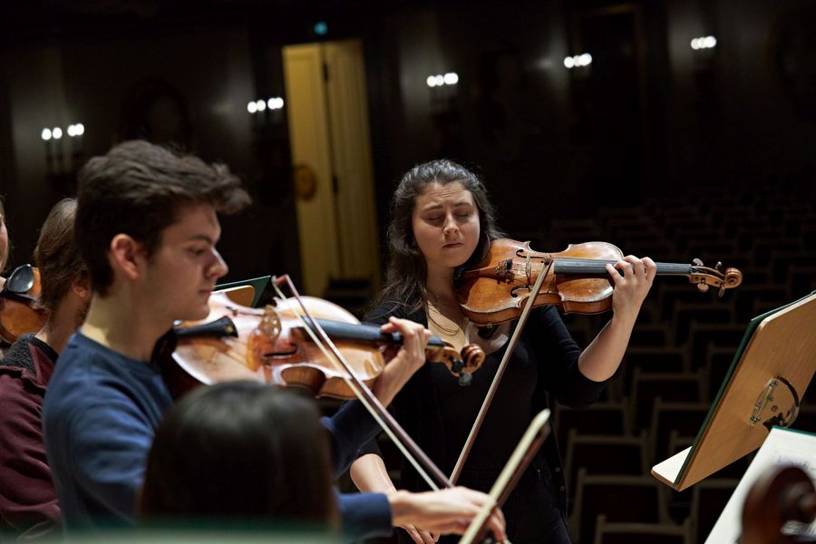 zwei Studierenden spielen Viola im Orchester