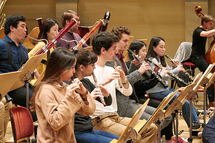 Studierende mit Fagotten, Querflöten und Oboen während einer Probe