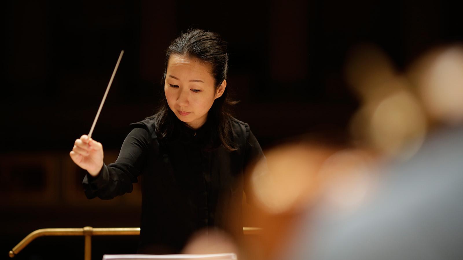 Dirigentin in einer Probe für das Sinfoniekonzert