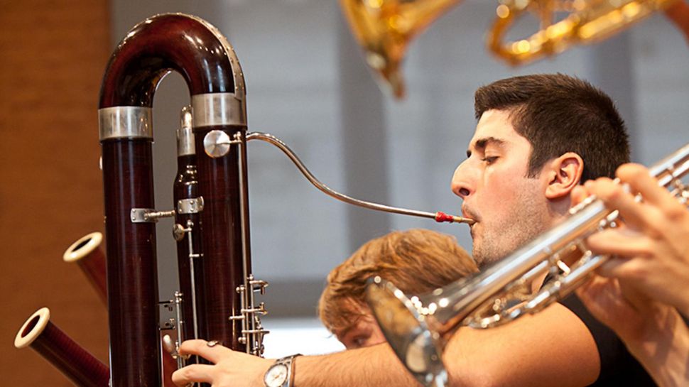 Kontrafagottist in einer Probe