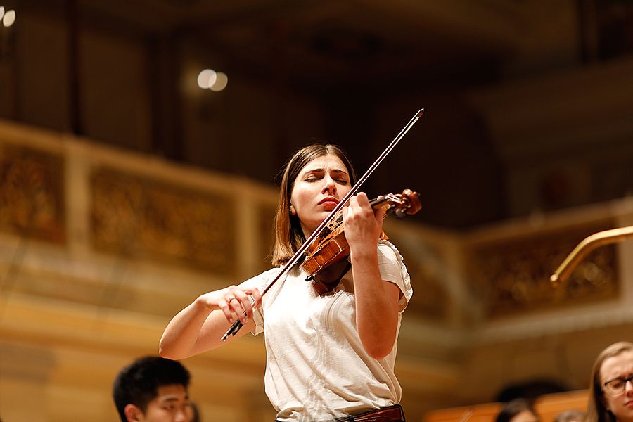 Studentin mit Geige