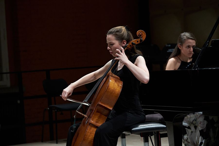 Zwei Studentinnen spielen Cello und Klavier auf der Bühne