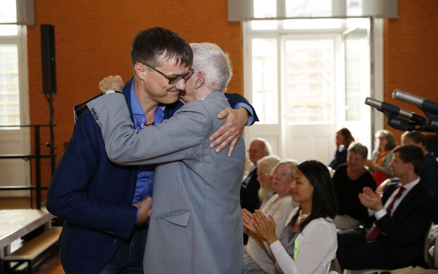 Eberhard Feltz und Prorektor Martin Spangenberg umarmen sich 
