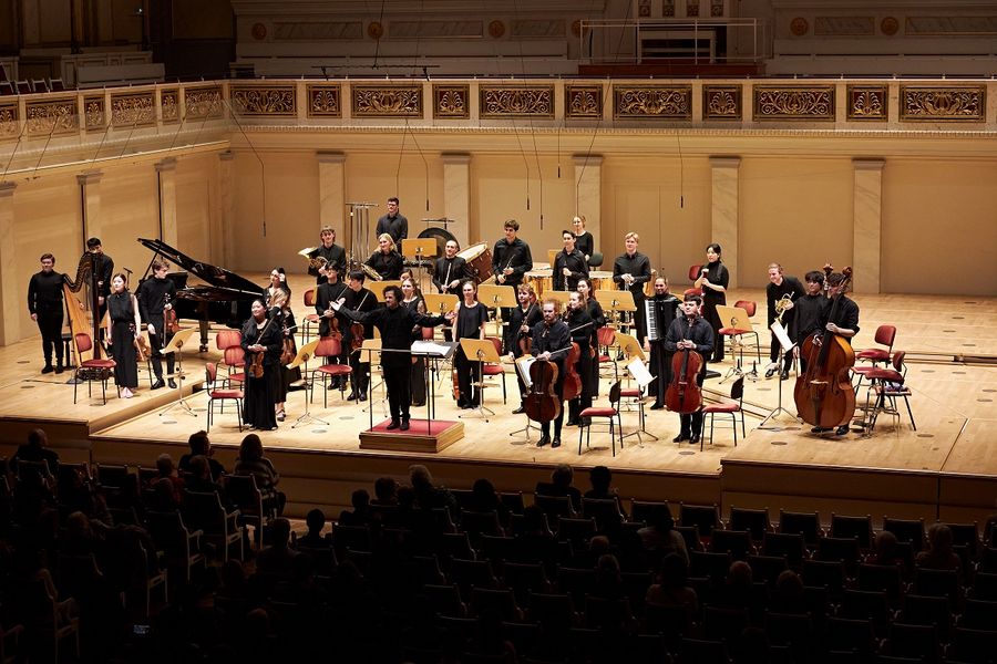 Das Ensemble Eisler Sinfonietta steht auf der Bühne im Großen Saal des Konzerthaus Berlin