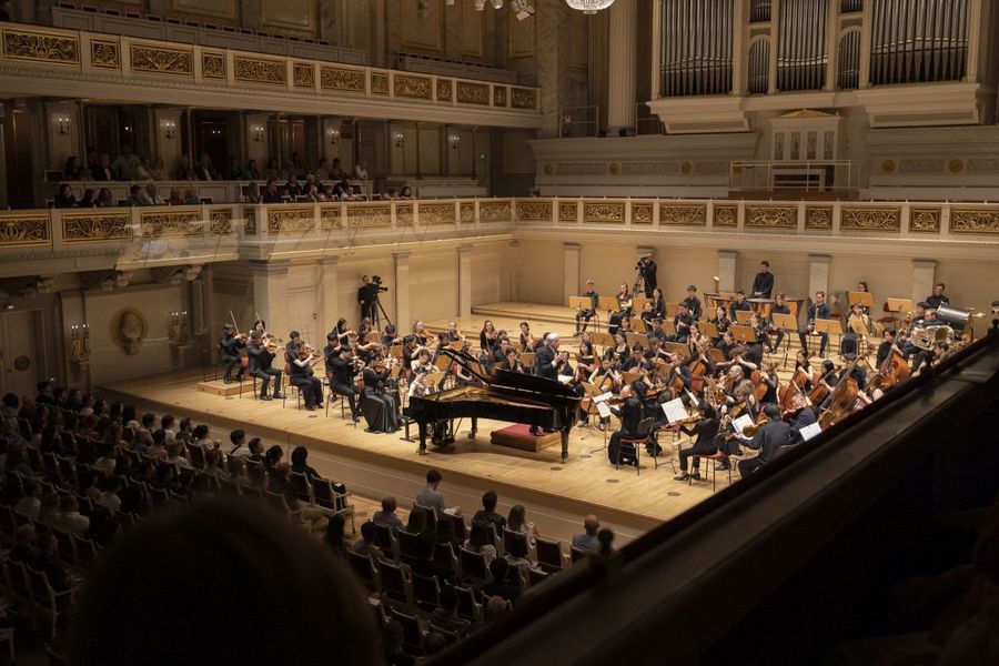 Orchester und Flügel auf der Bühne des Berliner Konzerthauses