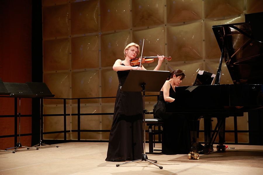 Professorin Antje Weithaas mit Geige und Pianistin am Flügel auf einer Bühne