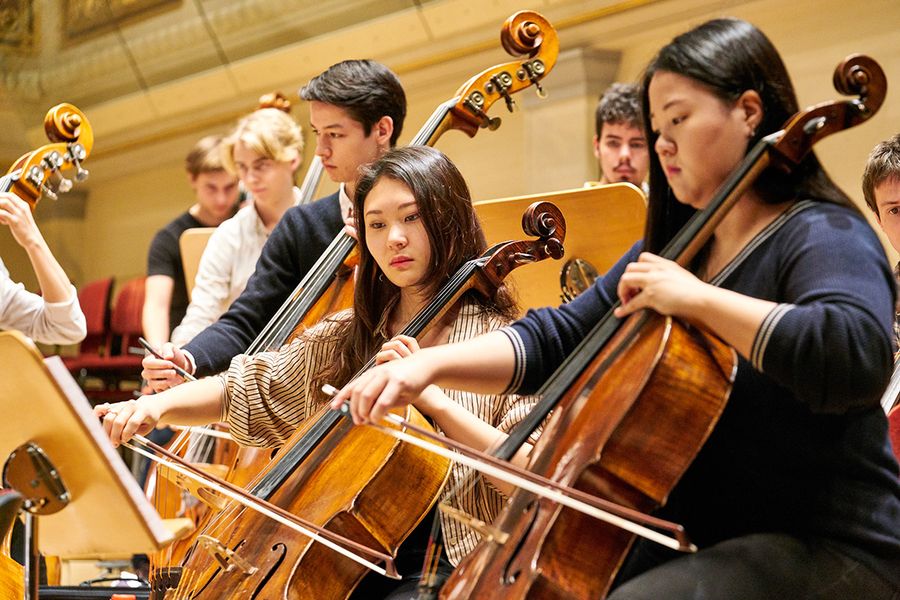 Studierende spielen Cello und Kontrabass