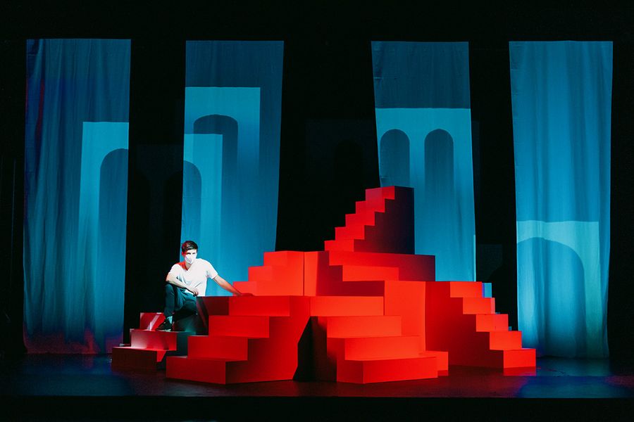 Regiestudent im Bühnenbild während Vorbereitungen für eine Musiktheater-Produktion