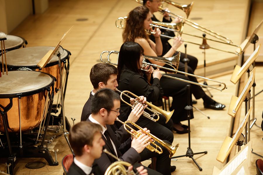 Studierende spielen Trompete und Posaune während eines Konzertes
