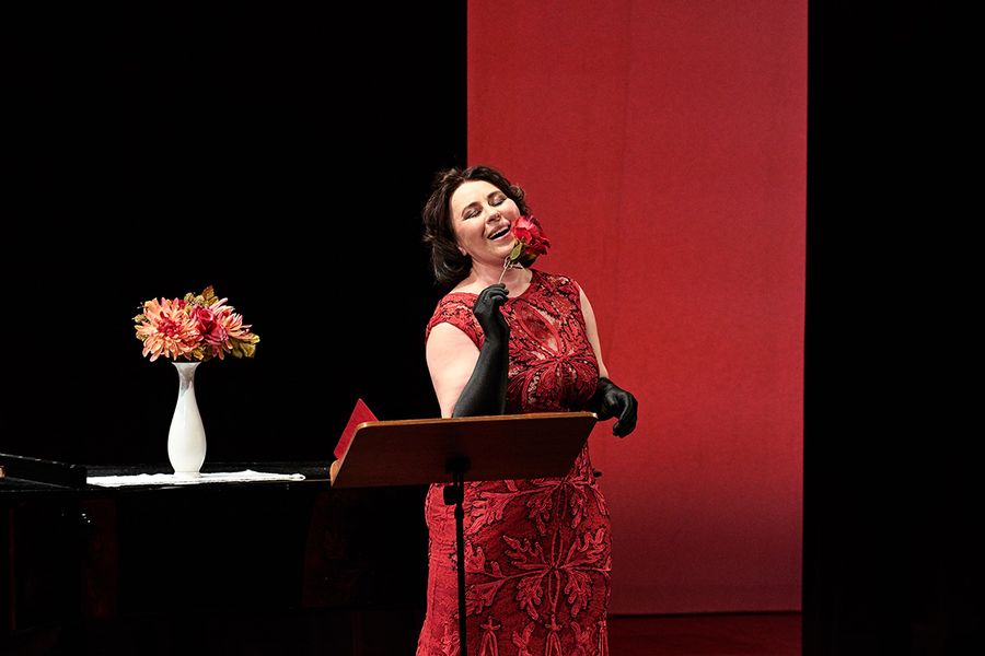 Professorin Ewa Wolak mit Rose in der Hand auf einer Bühne
