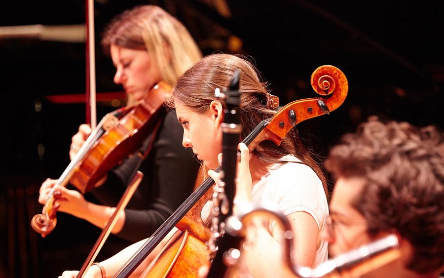 zwei Studentinnen spielen Cello und Bratsche