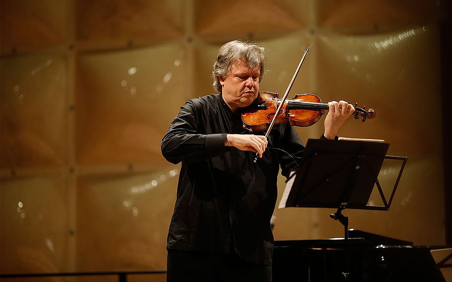 Professor Ulf Wallin mit Geige auf einer Bühne
