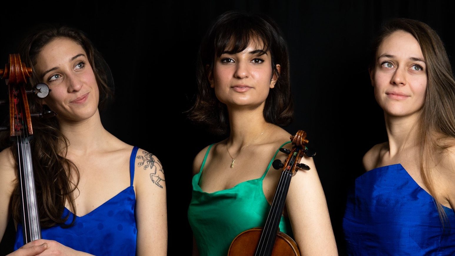 Drei Frauen mit Instrumenten Cello und Geige
