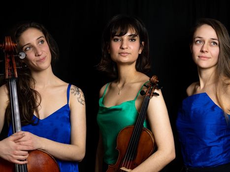Drei Frauen mit Instrumenten Cello und Geige