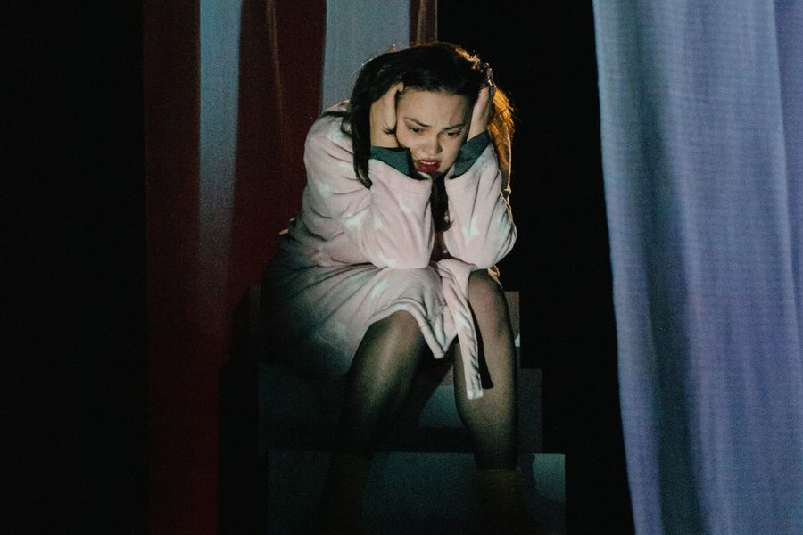 Gesangstudentin während einer Musiktheater-Probe