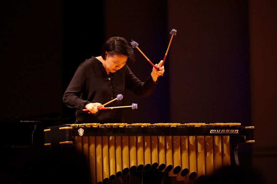 Frau spielt Marimbaphon