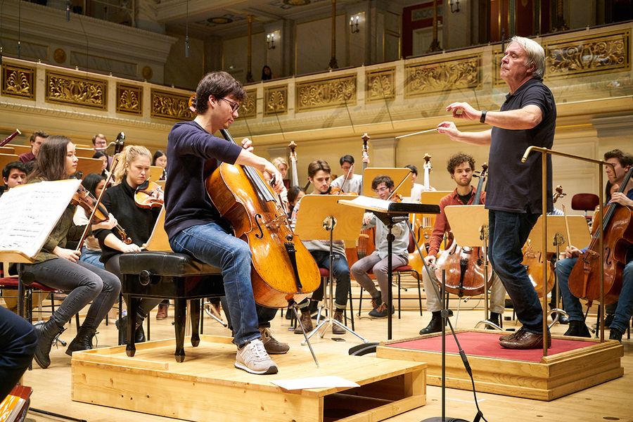 Dirigent, Cellosolist und Orchester aus Studierenden auf der Bühne des Berliner Konzerthauses