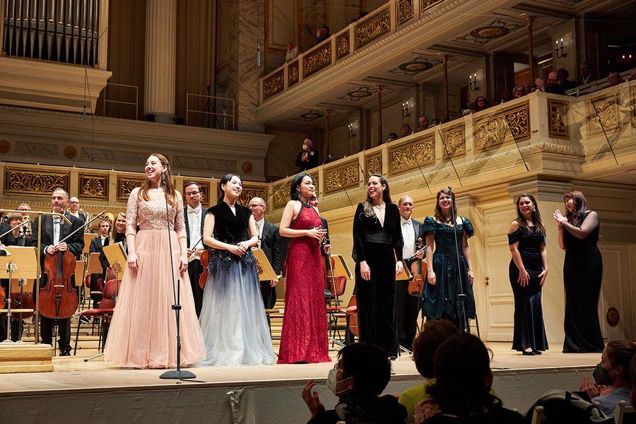 Sieben Gesangsstudentinnen in Abendkleidern stehen zum Applaus auf der Bühne des Berliner Konzerthauses 