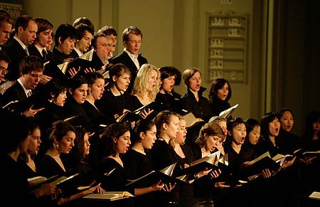 Singende Studierende im Chor mit Noten in den Händen