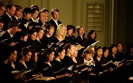 Singende Studierende im Chor mit Noten in den Händen