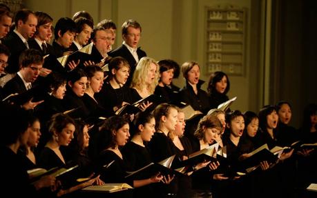 Singende Studierende im Chor mit Noten in den Händen