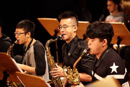 Studenten spielen Saxophon