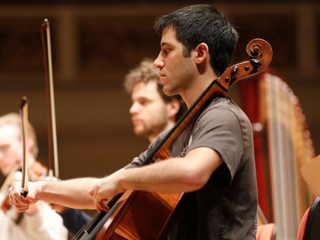 Student mit Cello bei einer Probe des Kammerorchesters