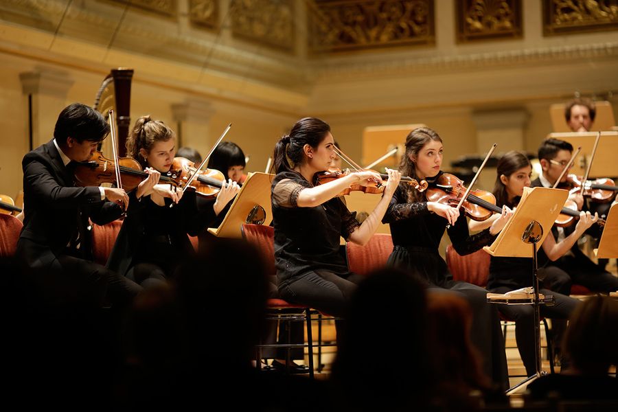 Studierende im Orchester auf der Bühne des Berliner Konzerthauses