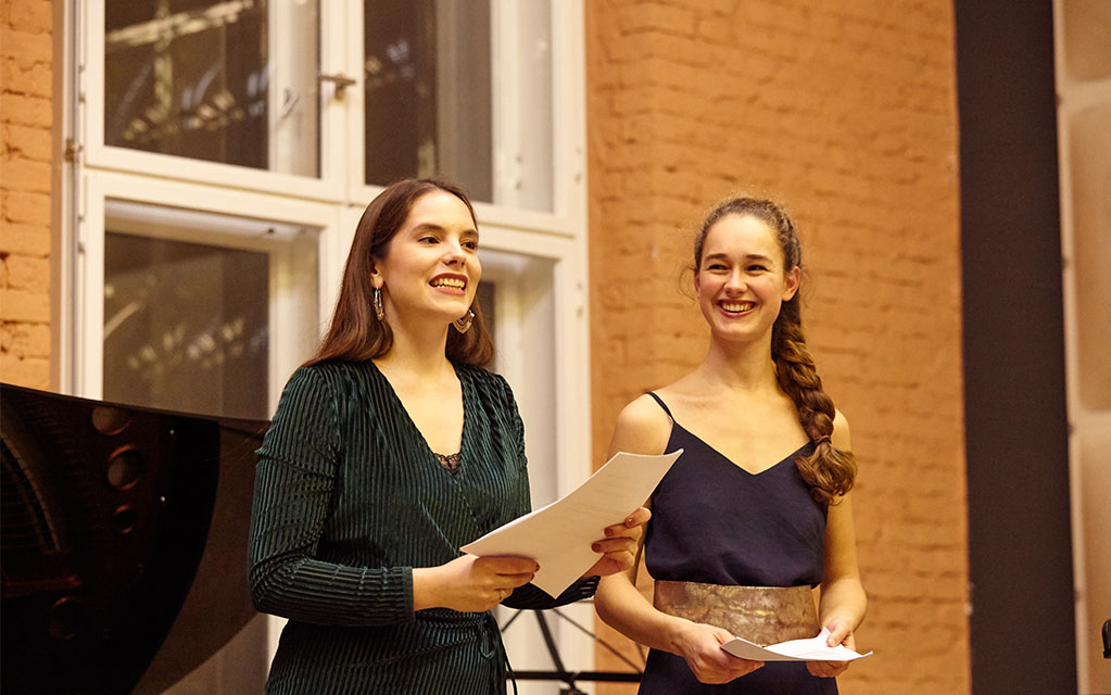 Zwei Studentinnen moderieren das Konzert