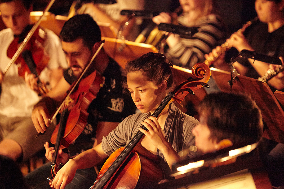 Studierende mit Streichinstrumenten