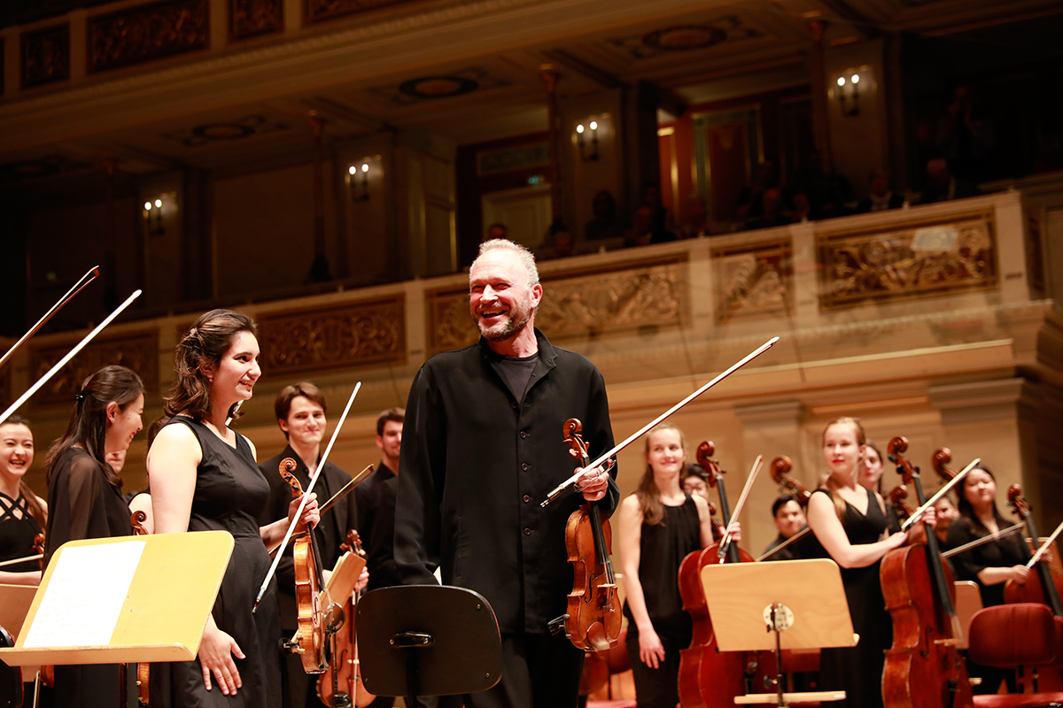 Kolja Blacher vor dem Kammerorchester während des Schlussapplauses