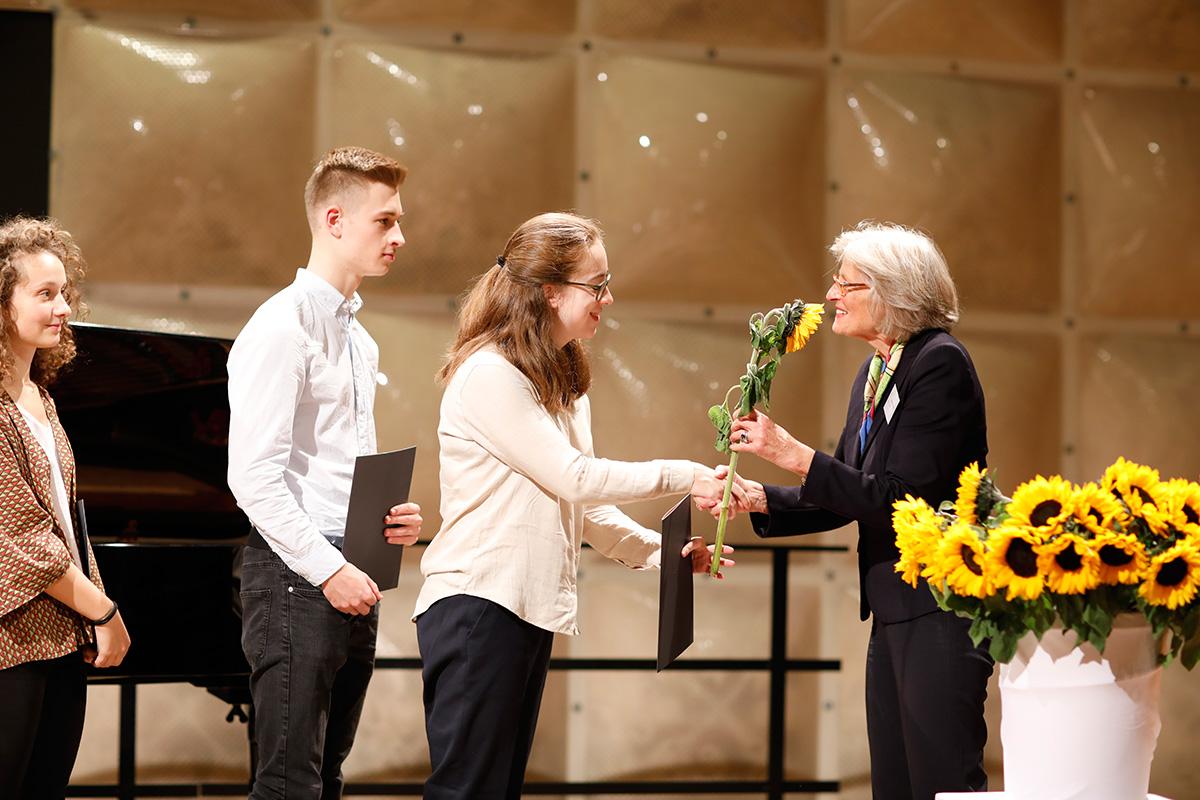 Fördervereinsvorsitzende überreicht Studierenden Stipendienurkunden und Sonnenblumen 
