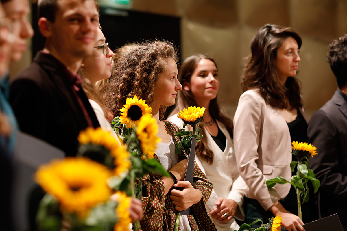 Stipendiaten mit Sonnenblumen