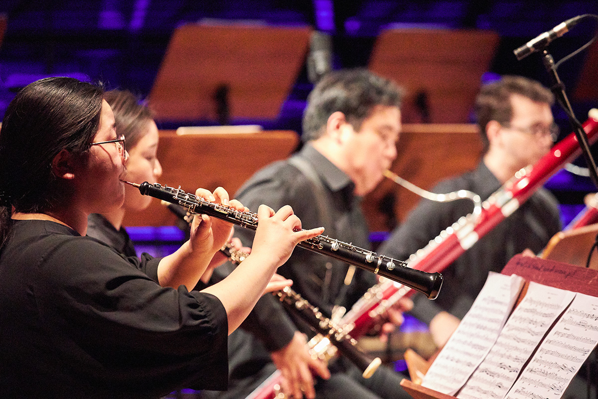Studierende mit Oboen und Fagotten während eines Konzertes