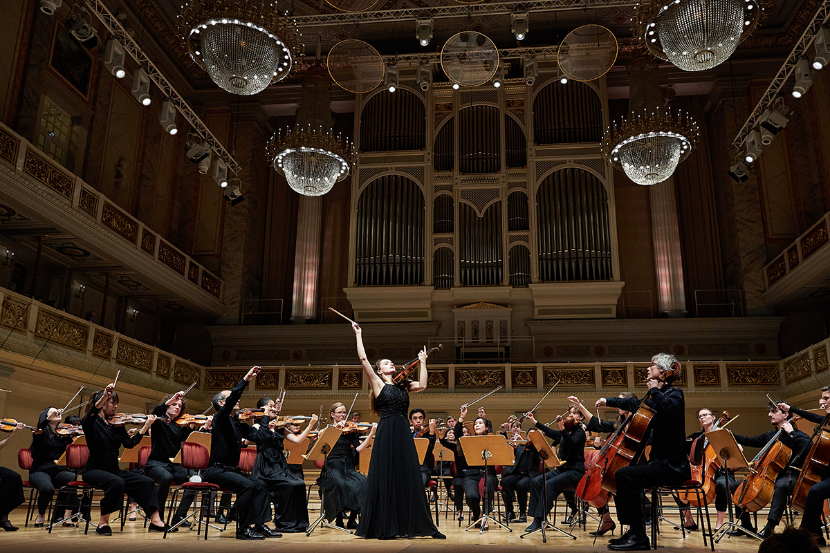 Kammerorchester mit Geigensolistin auf der Bühne des Berliner Konzerthauses