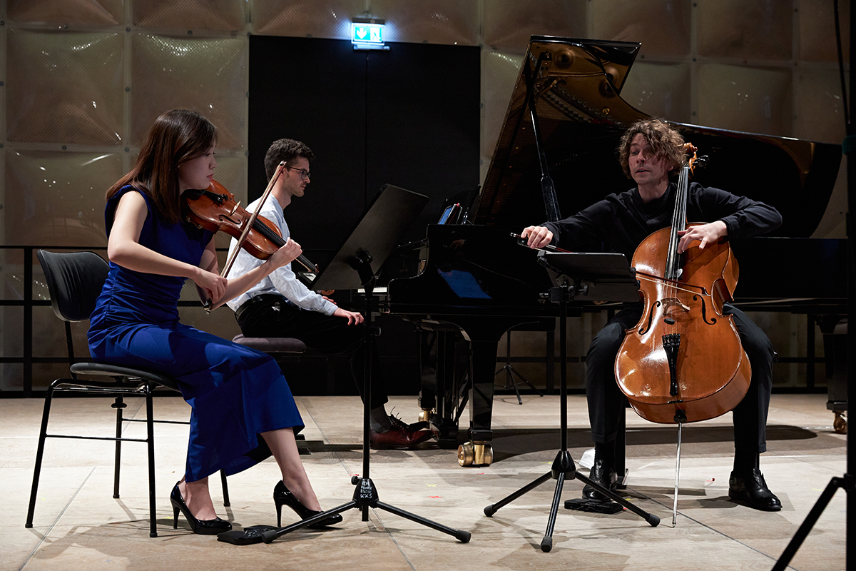 Geigerin, Cellist und Pianist auf der Bühne des Krönungskutschensaals