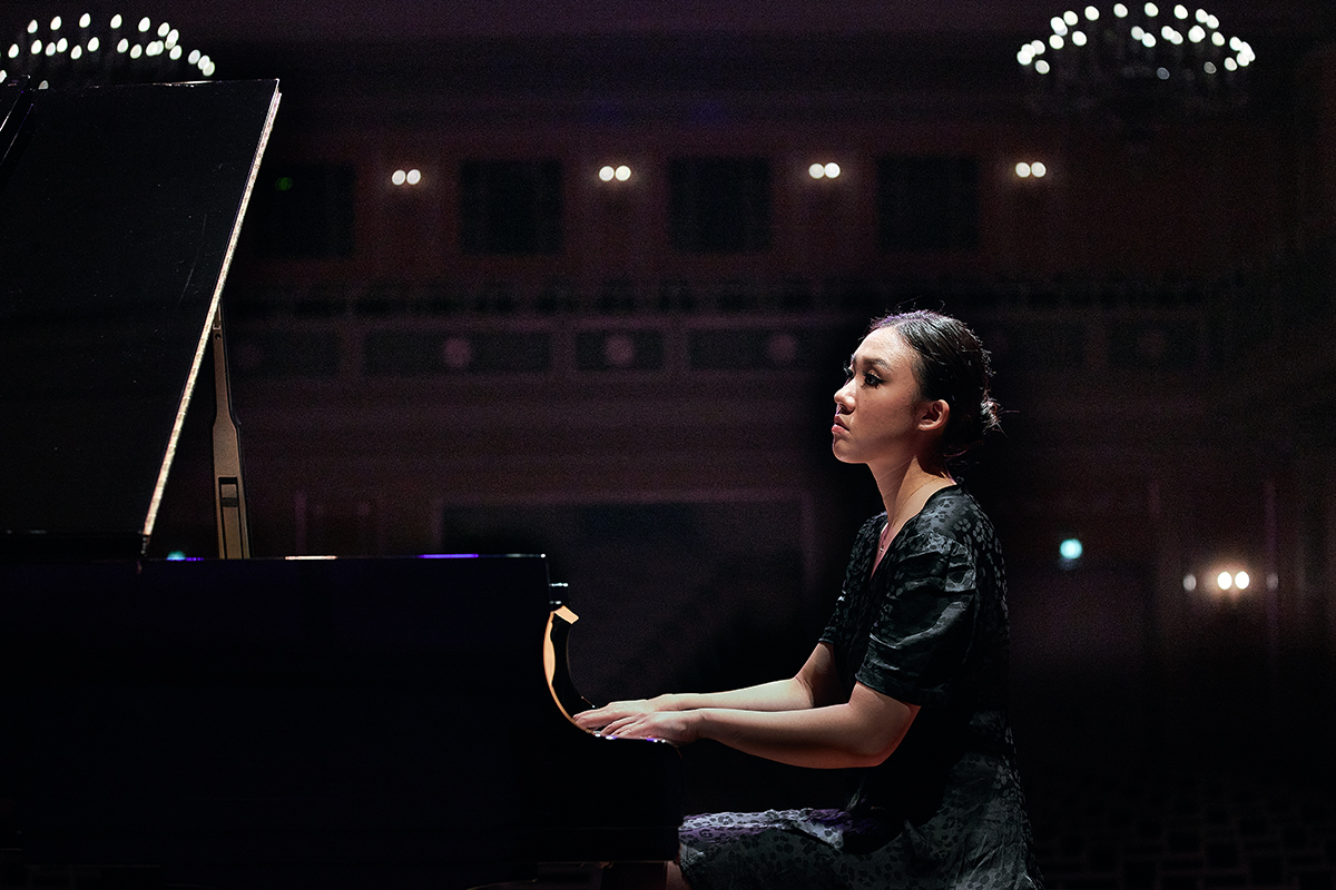 Studentin spielt auf einem Flügel auf der Bühne des Kleinen Saals im Konzerthaus Berlin